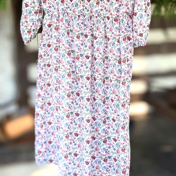 Small Prairie Floral Modest Knee Length Dress - Picture 5 of 8